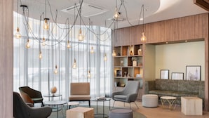 Un espace de détente moderne comprenant un canapé, des fauteuils et une table basse.