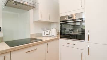 Kühlschrank, Geschirrspüler, Wasserkocher, Toaster