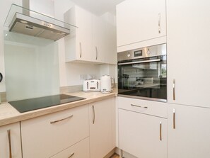 Fridge, dishwasher, electric kettle, toaster - Meadow Bay (Bideford)