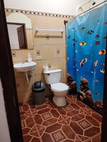 Quarto solteiro standard | Banheiro | Chuveiro, chuveiro com efeito de chuva, toalhas de banho 