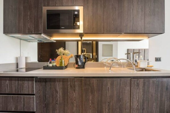 Fridge, microwave, oven, stovetop