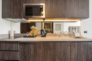 Réfrigérateur, micro-ondes, four, plaque de cuisson