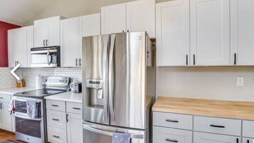 Een koelkast, een magnetron, een oven, een kookplaat