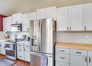 Fridge, microwave, oven, stovetop - Beautiful home with a day of swimming with a private pool and jacuzzi (Yakima)