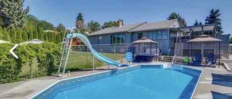 Una piscina al aire libre