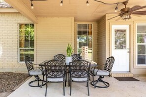 Outdoor dining - Emerald Haus near Gruene+EV Charger (New Braunfels)