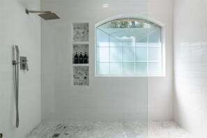 Hair dryer, towels, soap, toilet paper - Emerald Haus near Gruene+EV Charger (New Braunfels)