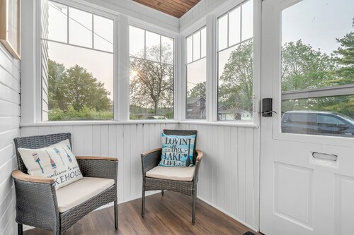 Beautiful Lakeside Haven: Your Dream Lakeside Gateway.