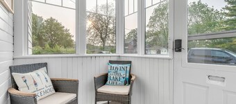 Beautiful Lakeside Haven: Your Dream Lakeside Gateway.