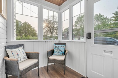 Beautiful Lakeside Haven: Your Dream Lakeside Gateway.