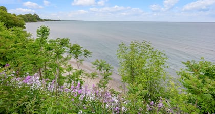 Beautiful Lakeside Haven: Your Dream Lakeside Gateway.