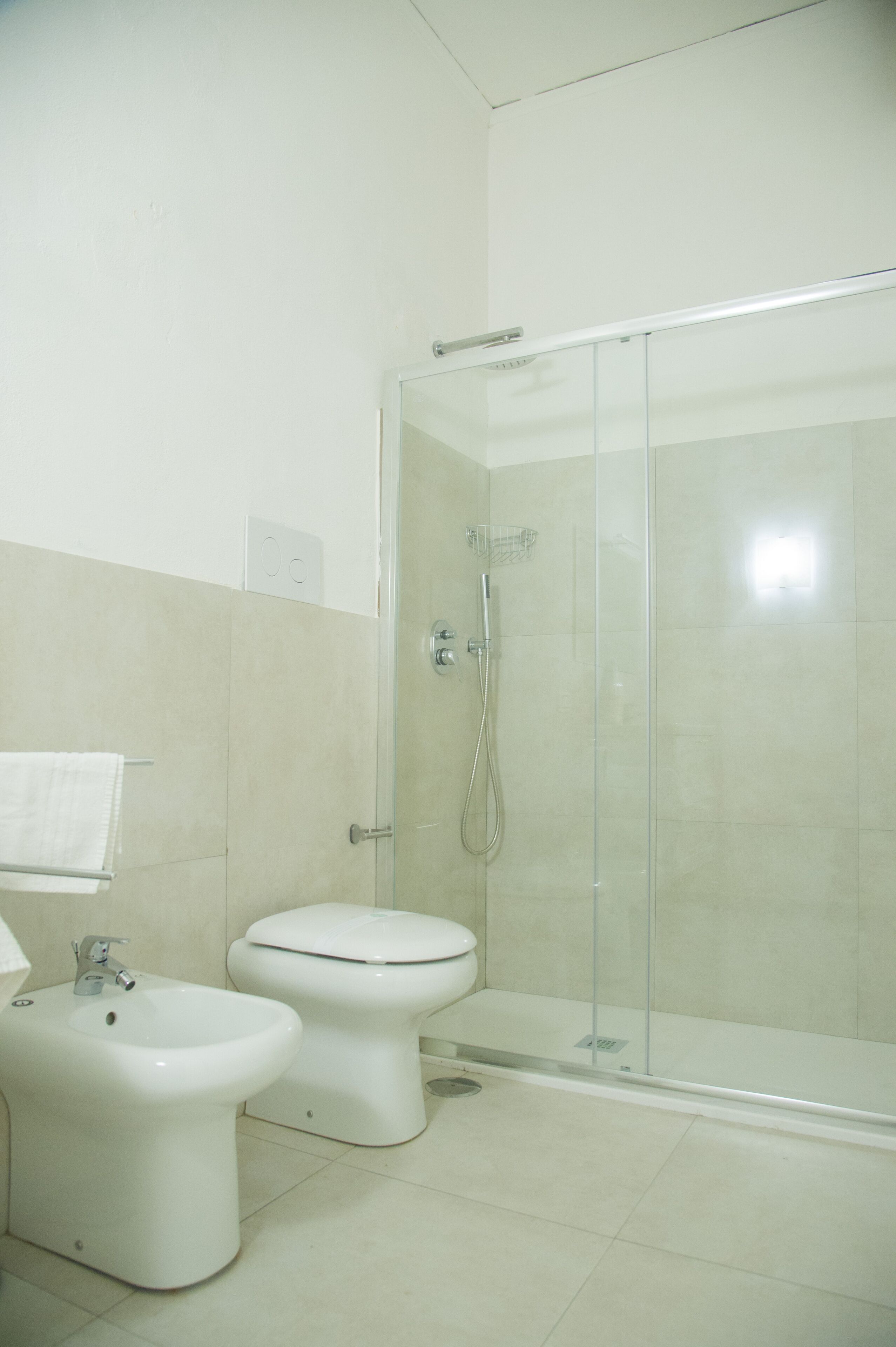 Dusche, Haartrockner, Bidet, Handtücher