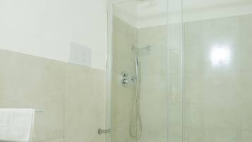 Dusche, Haartrockner, Bidet, Handtücher