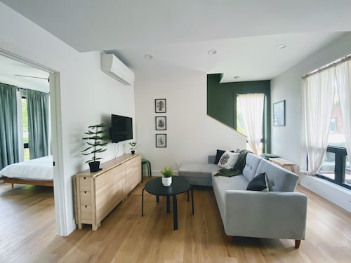 Black Mountain Pine House
Modern, homey, and close to town!