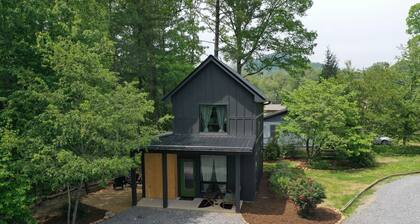 Black Mountain Pine House
New construction, close to town!