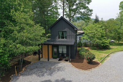 Black Mountain Pine House
New construction, close to town!