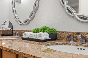 Hair dryer, towels, soap, shampoo - Ocean's Edge Sanctuary (Río Grande)