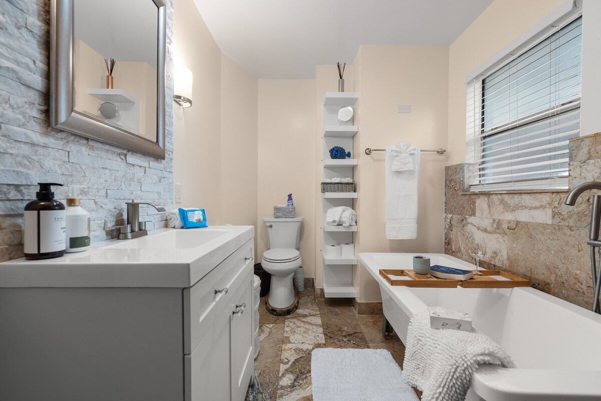 Photo 2 of Walking distance to down town and main attractions. Pet friendly, low prices