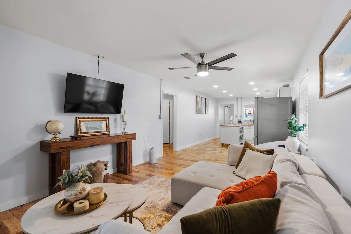 Walking distance to down town and main attractions. Pet friendly, low prices