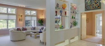 The Glass House - 2.5 acre River Hills Estate 13mi. from Milwaukee, WI.