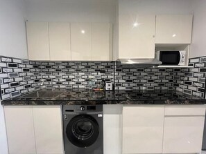 Private kitchen - Vtsix Condo Rentals at View Talay 6 Pattaya (Pattaya)