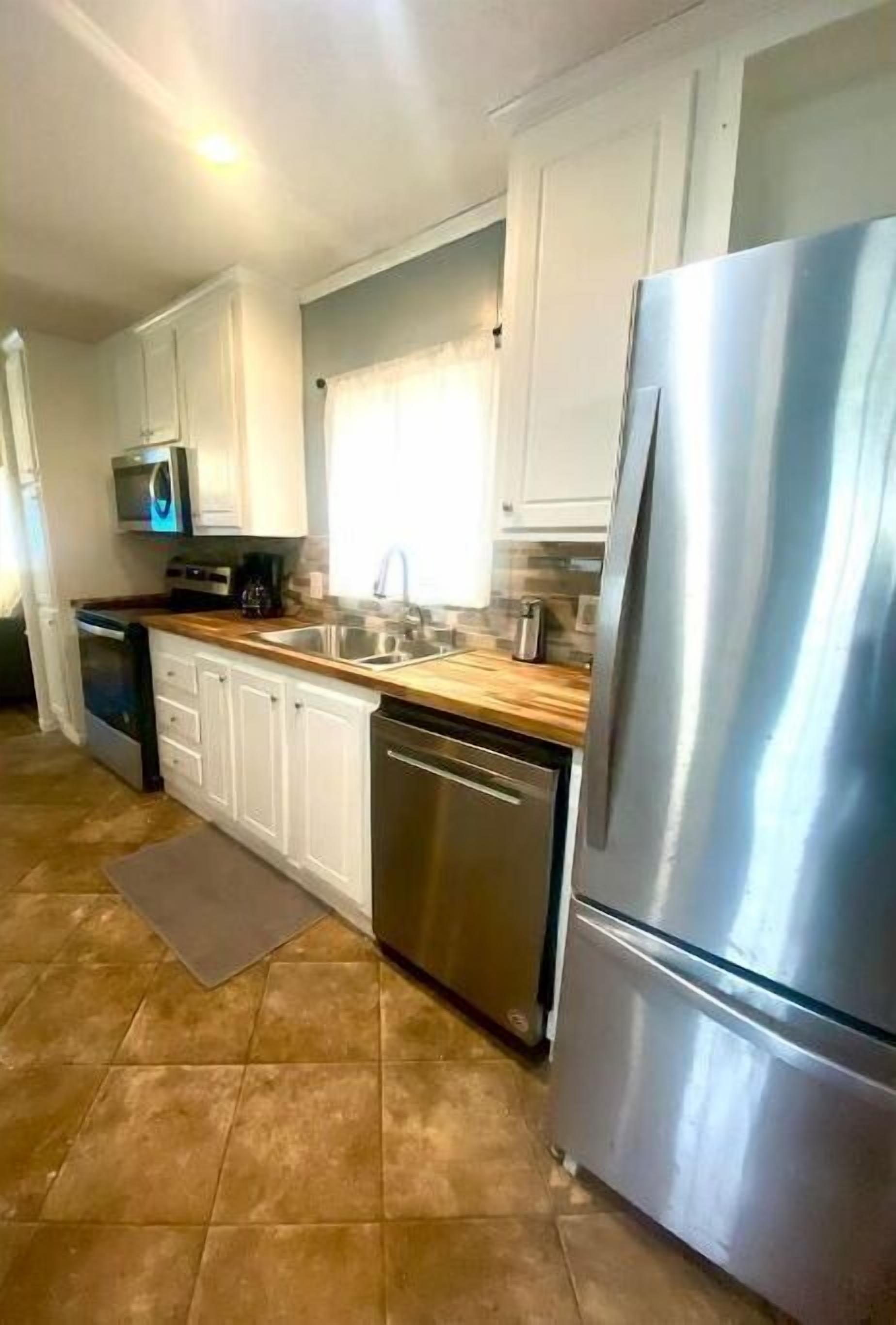 Mikrobølgeovn, ovn, kokeplater og oppvaskmaskin