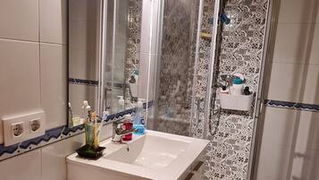 Regadera, secadora de cabello, bidet, toallas