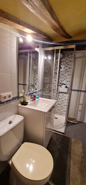 Shower, hair dryer, bidet, towels - Preciosa Casa con Barbacoa Chimenea y Piscina (Valcuende)