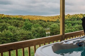 Uma banheira de hidromassagem com vista para uma paisagem arborizada.