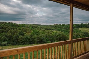 Interior - Cabin Deck + Hot tub - Minutes from Old Man's Cave (Rockbridge)