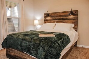 2 bedrooms, desk, iron/ironing board, free WiFi - Cabin Deck + Hot tub - Minutes from Old Man's Cave (Rockbridge)