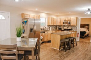 Fridge, microwave, oven, stovetop - Cabin Deck + Hot tub - Minutes from Old Man's Cave (Rockbridge)