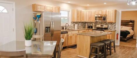 Kylskåp, mikrovågsugn, ugn och spishäll