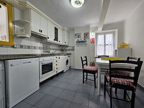 Kühlschrank, Mikrowelle, Ofen, Geschirrspüler