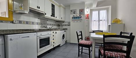 Kühlschrank, Mikrowelle, Ofen, Geschirrspüler