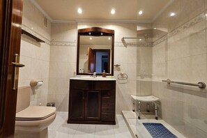 Shower, hair dryer, towels, shampoo