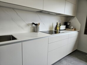 Kjøleskap, mikrobølgeovn, ovn og oppvaskmaskin