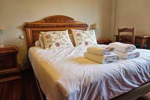 2 bedrooms, iron/ironing board, WiFi (free), bed sheets