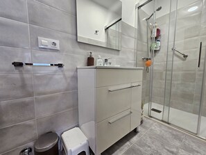 Douche, sèche-cheveux, serviettes fournies