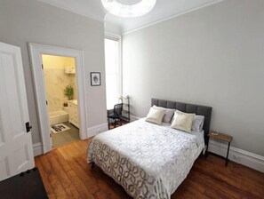 1 soverom, skrivebord, strykejern/-brett og reiseseng for barn