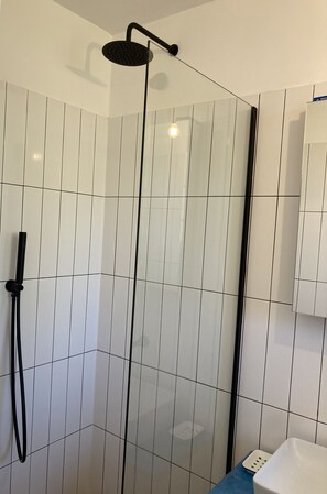 Shower, hair dryer, towels, soap - Airy and quiet Hackney flat (London)