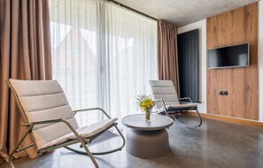 Familierom, terrasse | 1 soverom, sengetøy av topp kvalitet og skrivebord for bærbar PC