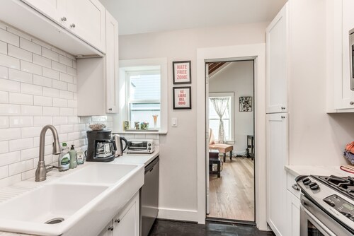 Stylish Bungalow Heights w/pool