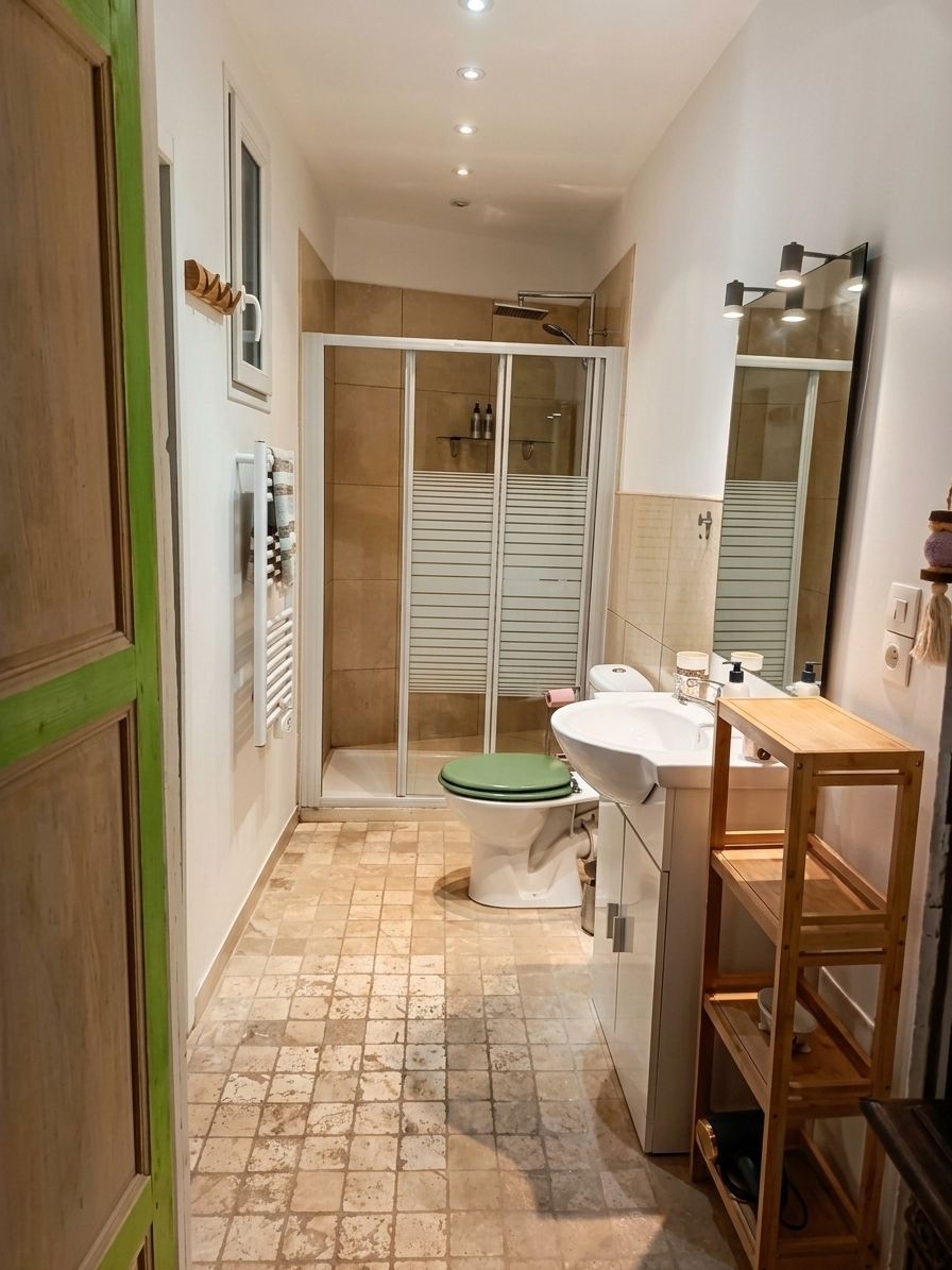 Un baño con ducha, inodoro y lavamanos.