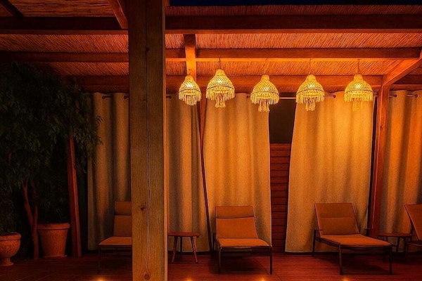 Una piscina al aire libre de temporada