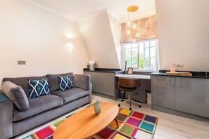 Flat-screen TV - PBC | Modern Studio Apartment in Sloane Square, Chelsea DPR (London)