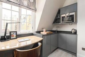 Private kitchen - PBC | Modern Studio Apartment in Sloane Square, Chelsea DPR (London)