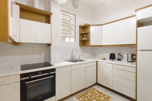 Kühlschrank, Ofen, Wasserkocher mit Kaffee-/Teezubehör, Wasserkocher