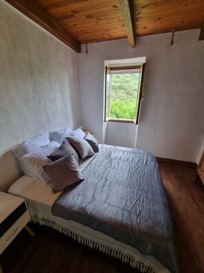 2 chambres, fer et planche à repasser, Wi-Fi gratuit, draps fournis