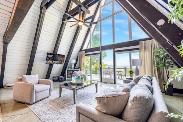 Una Smart TV, una chimenea, un futbolín